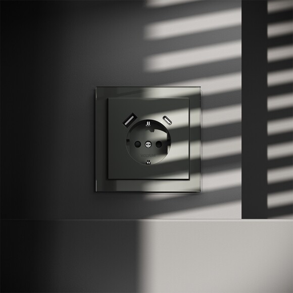 Розетка встраиваемая VOLTUM S70 с заземлением и защитными шторками, 16А, с USB, A+С, (титан)