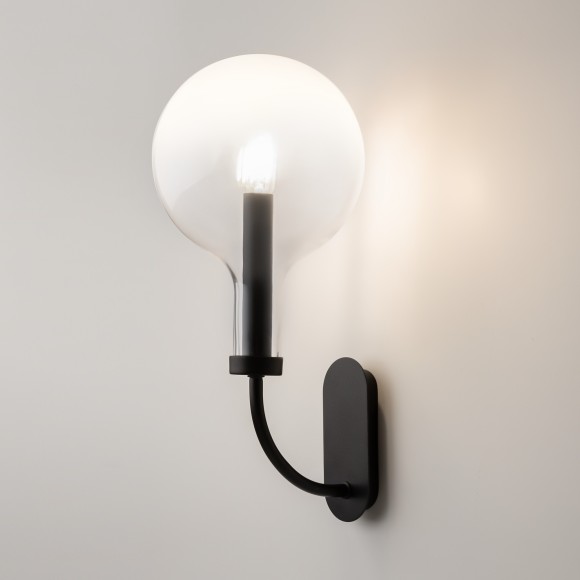 Черный настенный светильник (бра) с прозрачным плафоном, под лампу E14, без выключателя на корпусе Maytoni Status MOD333WL-01B