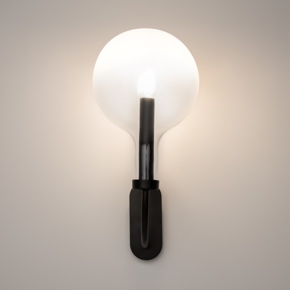 Черный настенный светильник (бра) с прозрачным плафоном, под лампу E14, без выключателя на корпусе Maytoni Status MOD333WL-01B