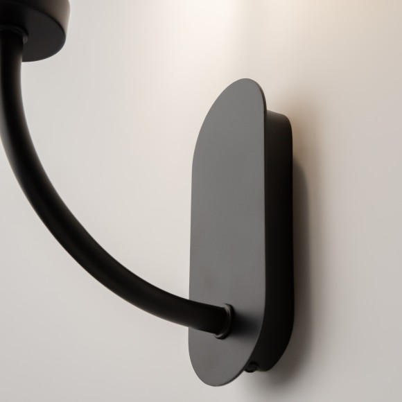 Черный настенный светильник (бра) с прозрачным плафоном, под лампу E14, без выключателя на корпусе Maytoni Status MOD333WL-01B